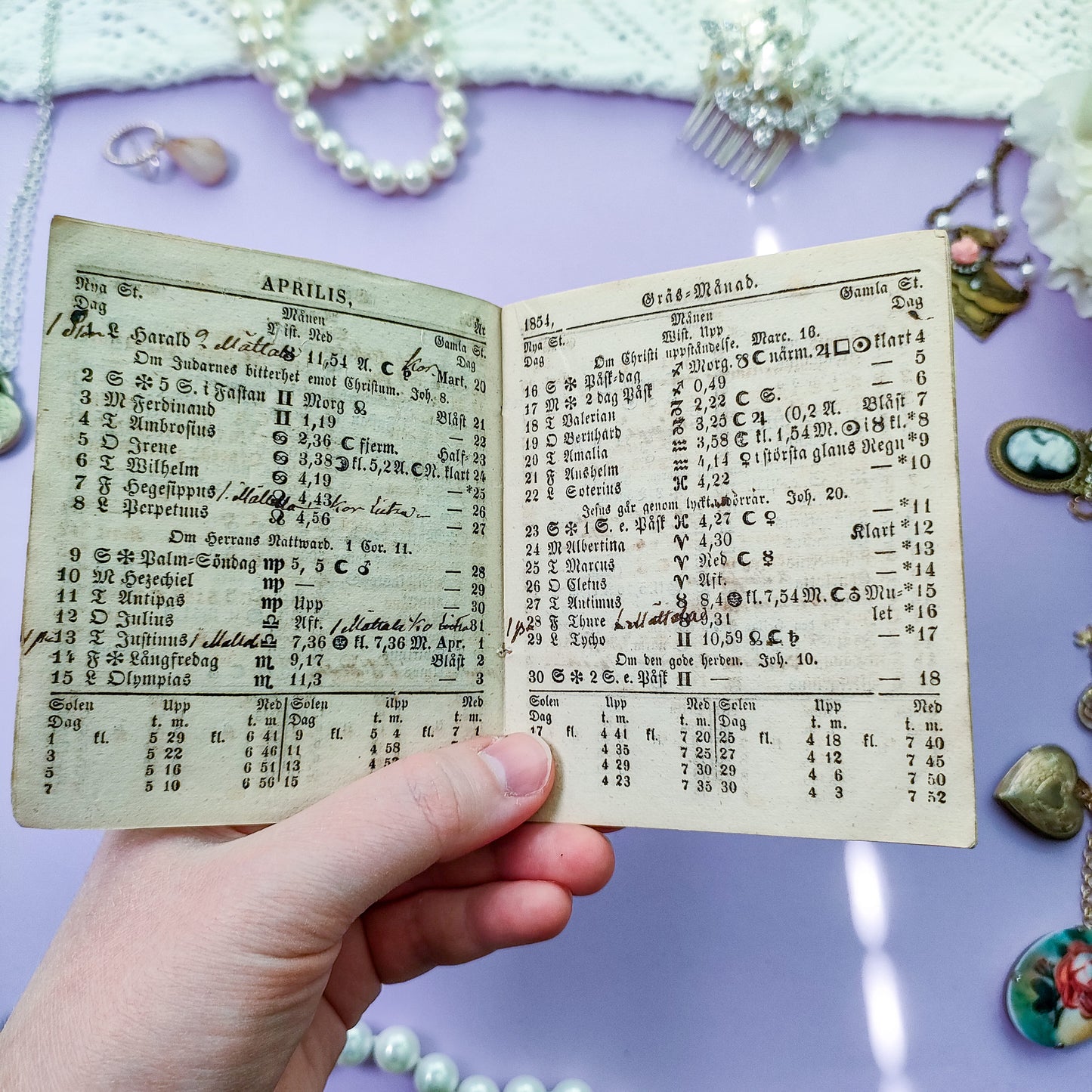 Kuukalenteri & mineraalikokoelma vihko