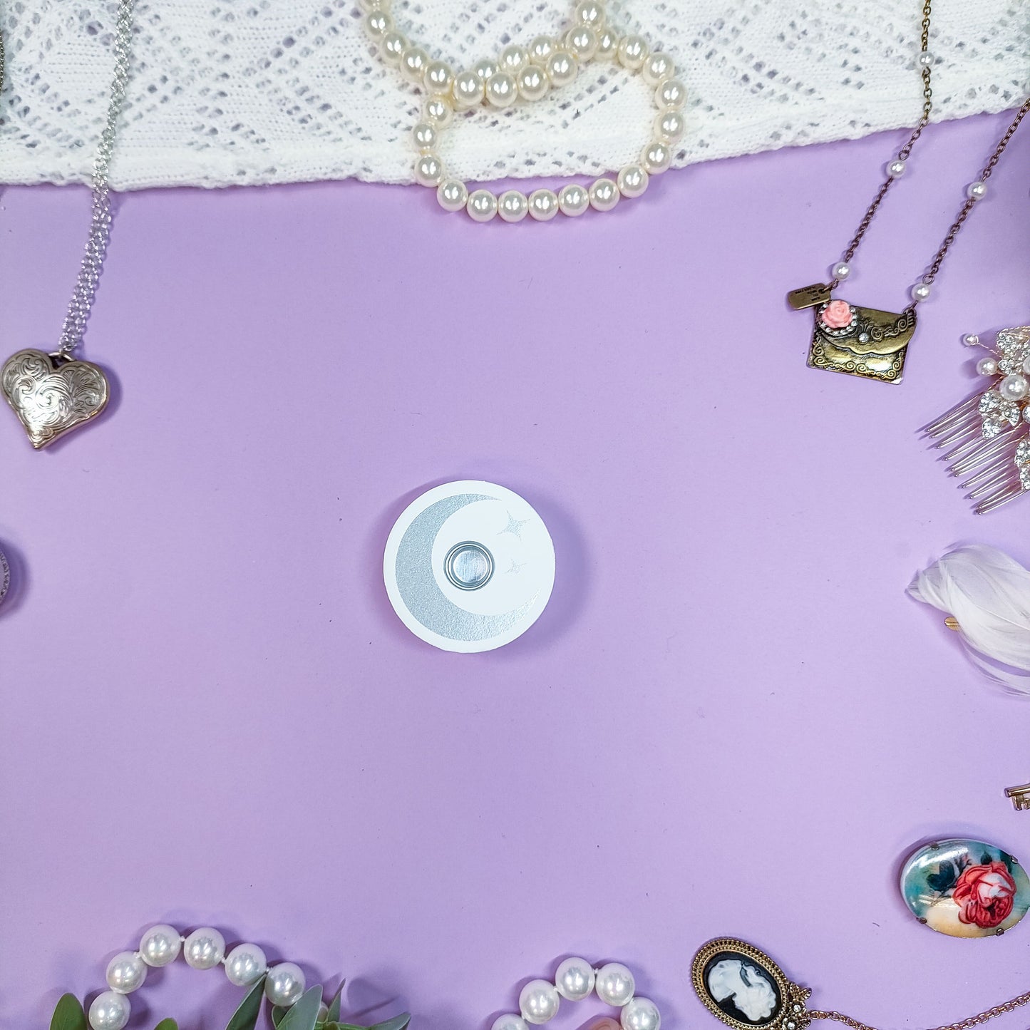 Kynttiläjalka kuu valkoinen