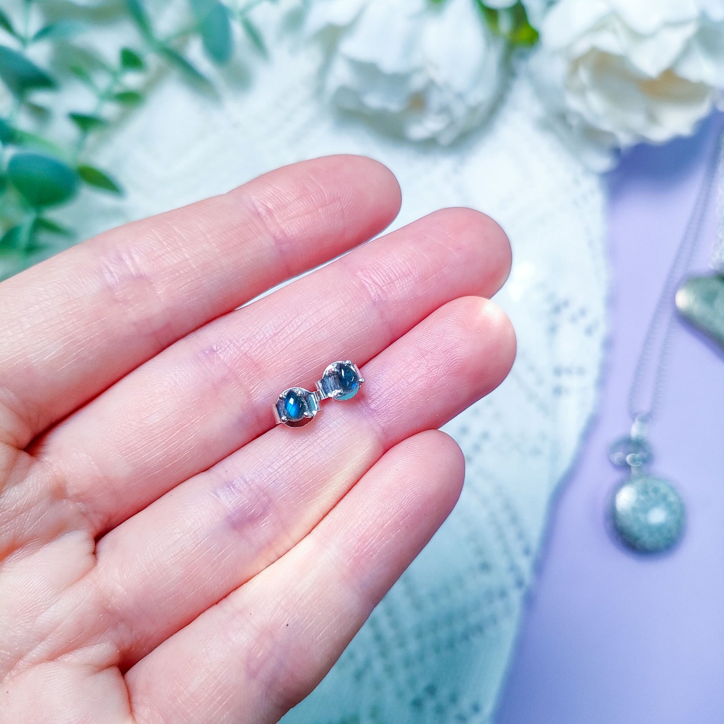 Labradoriitti nappikorvakorut