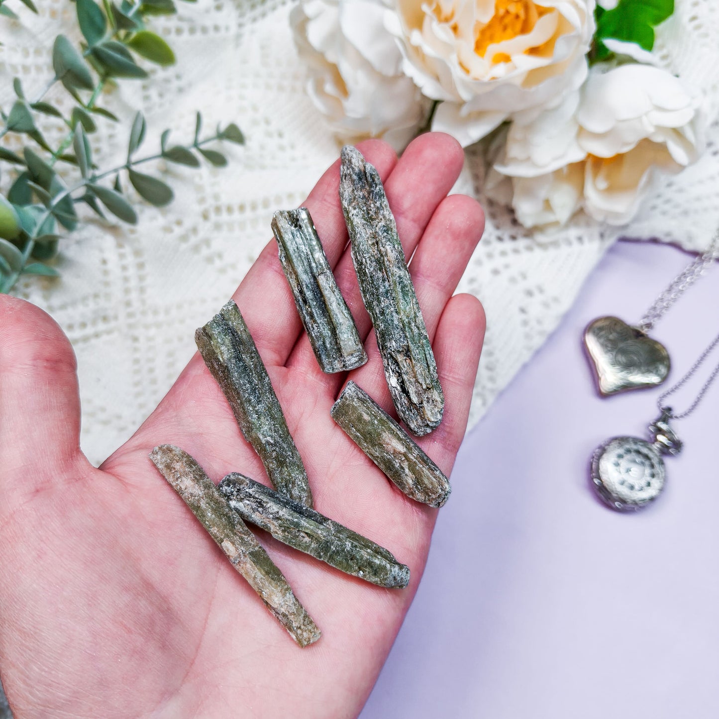 Vihreä kyaniitti raaka