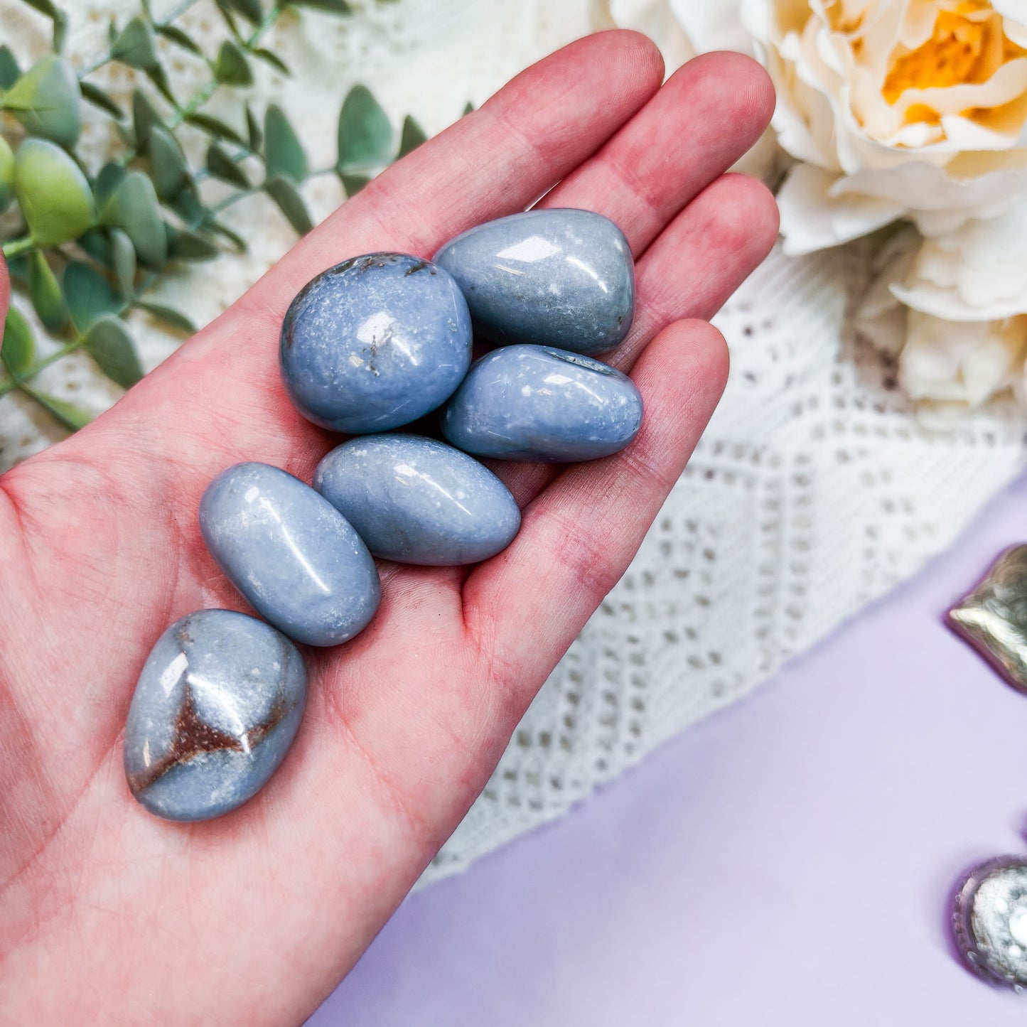 Angeliitti rumpuhiottu