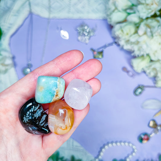 Sopivat kristallit eri horoskoopeille - Witches and Familiars kivikauppa verkossa