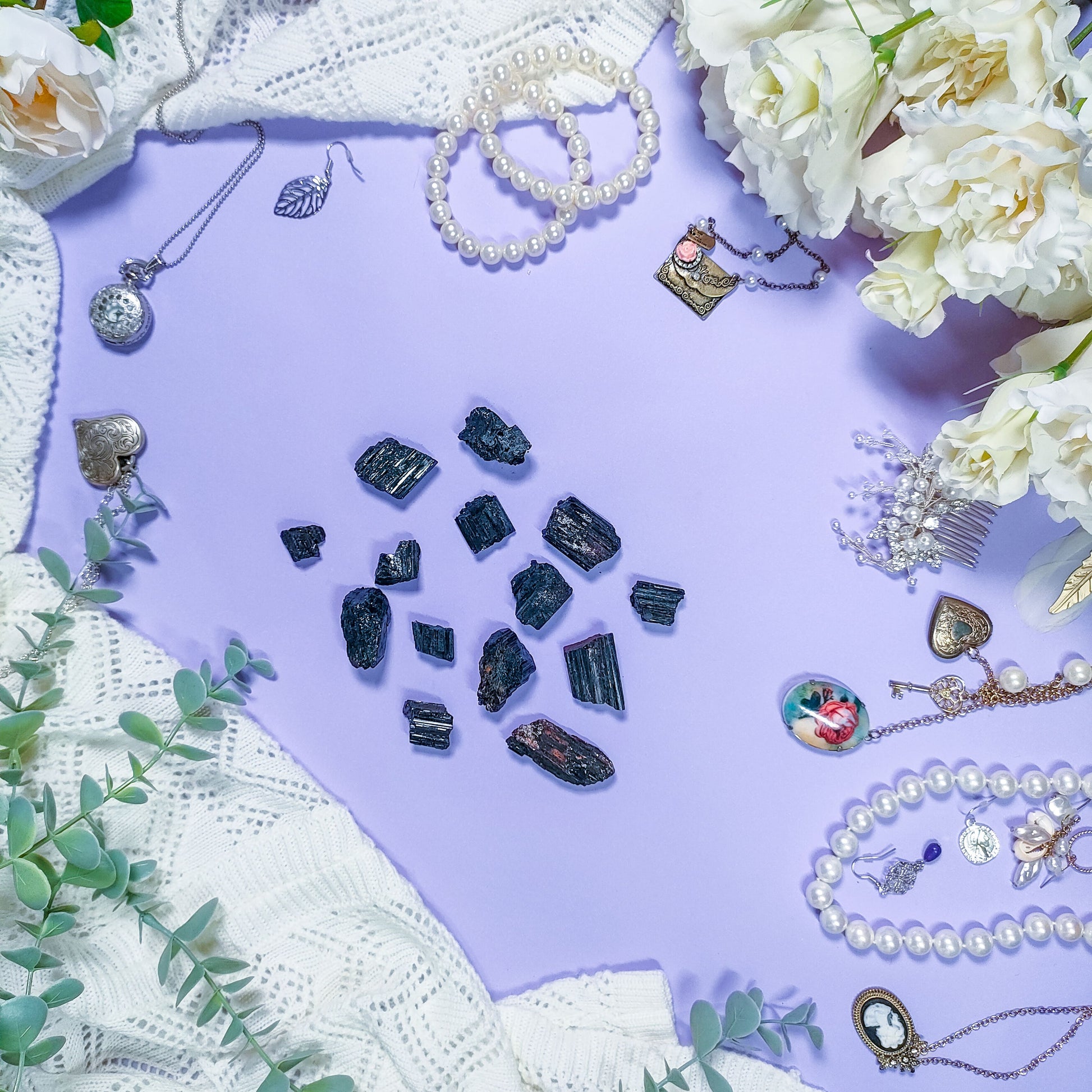 Musta turmaliini - Witches and Familiars kristallit suojeluun, puhdistamiseen ja maadoittumiseen