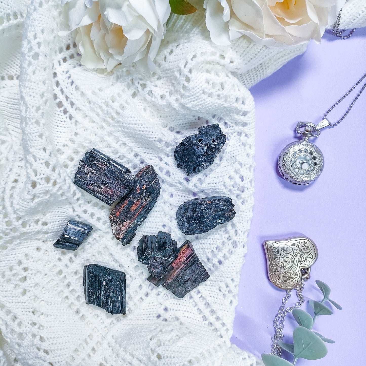 Musta turmaliini - Witches and Familiars kristallit suojeluun, puhdistamiseen ja maadoittumiseen