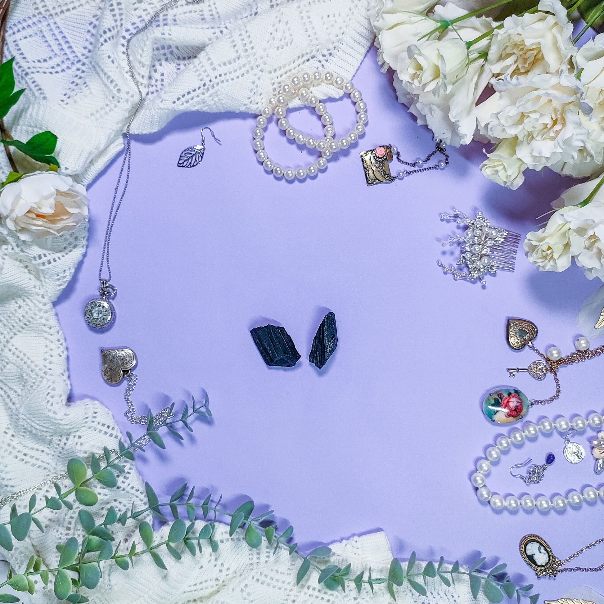 Musta turmaliini - Witches and Familiars kristallit suojeluun, puhdistamiseen ja maadoittumiseen