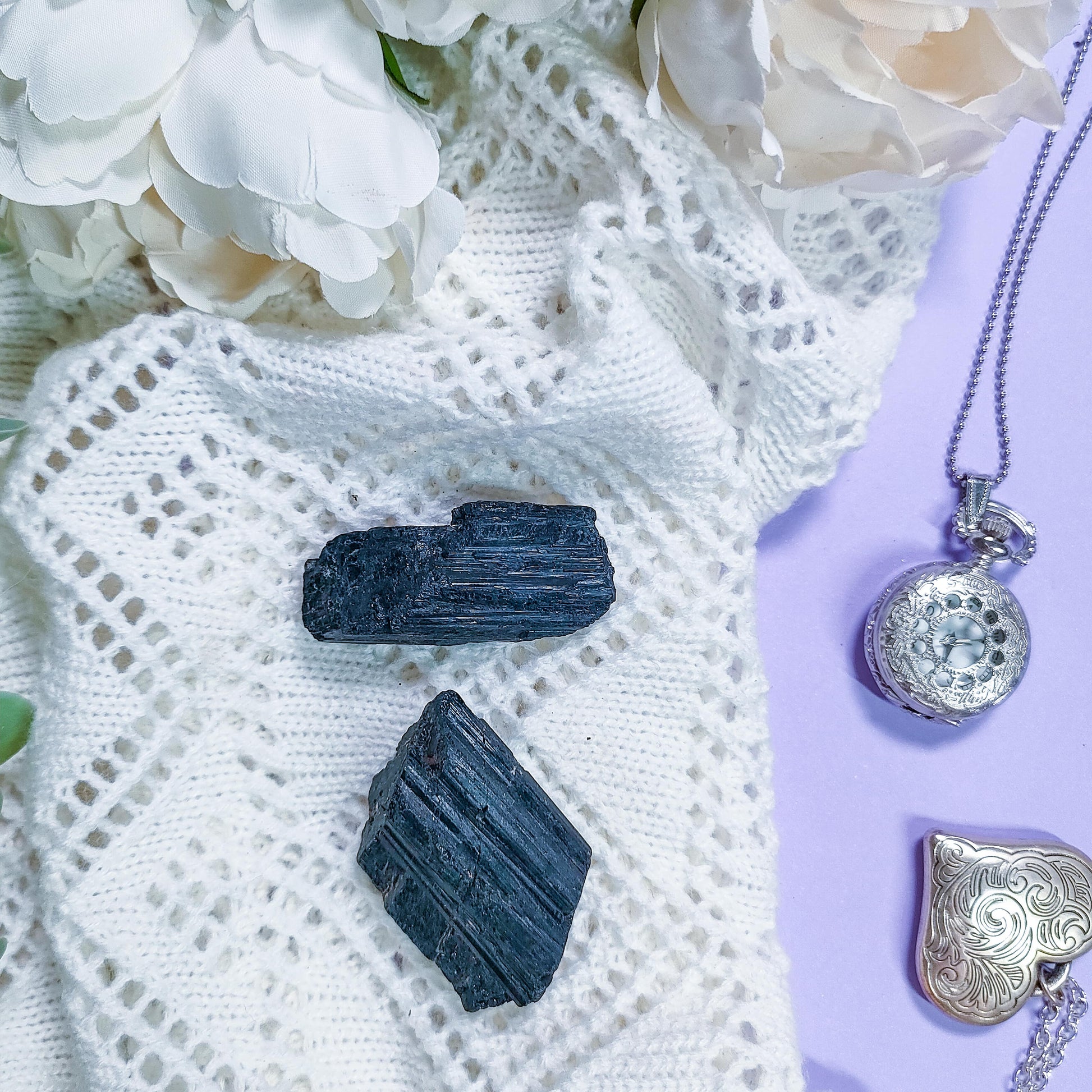 Musta turmaliini - Witches and Familiars kristallit suojeluun, puhdistamiseen ja maadoittumiseen