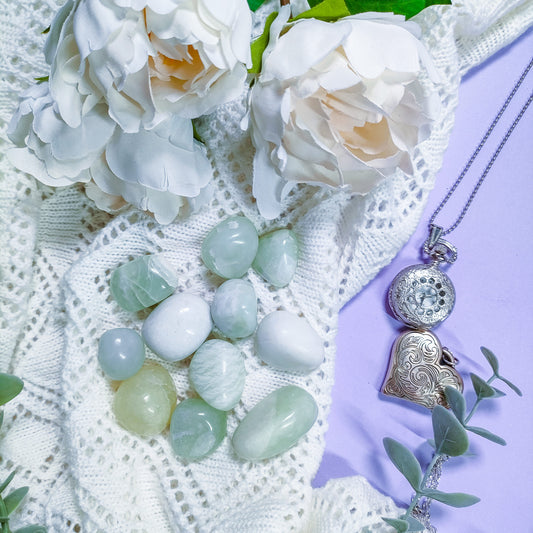 Jade - pastellin sävyiset esteettiset kauniit kivet ja kristallit sisustamiseen ja koristeluun