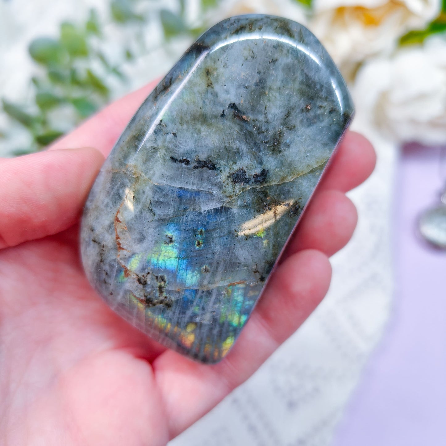 Labradoriitti freeform