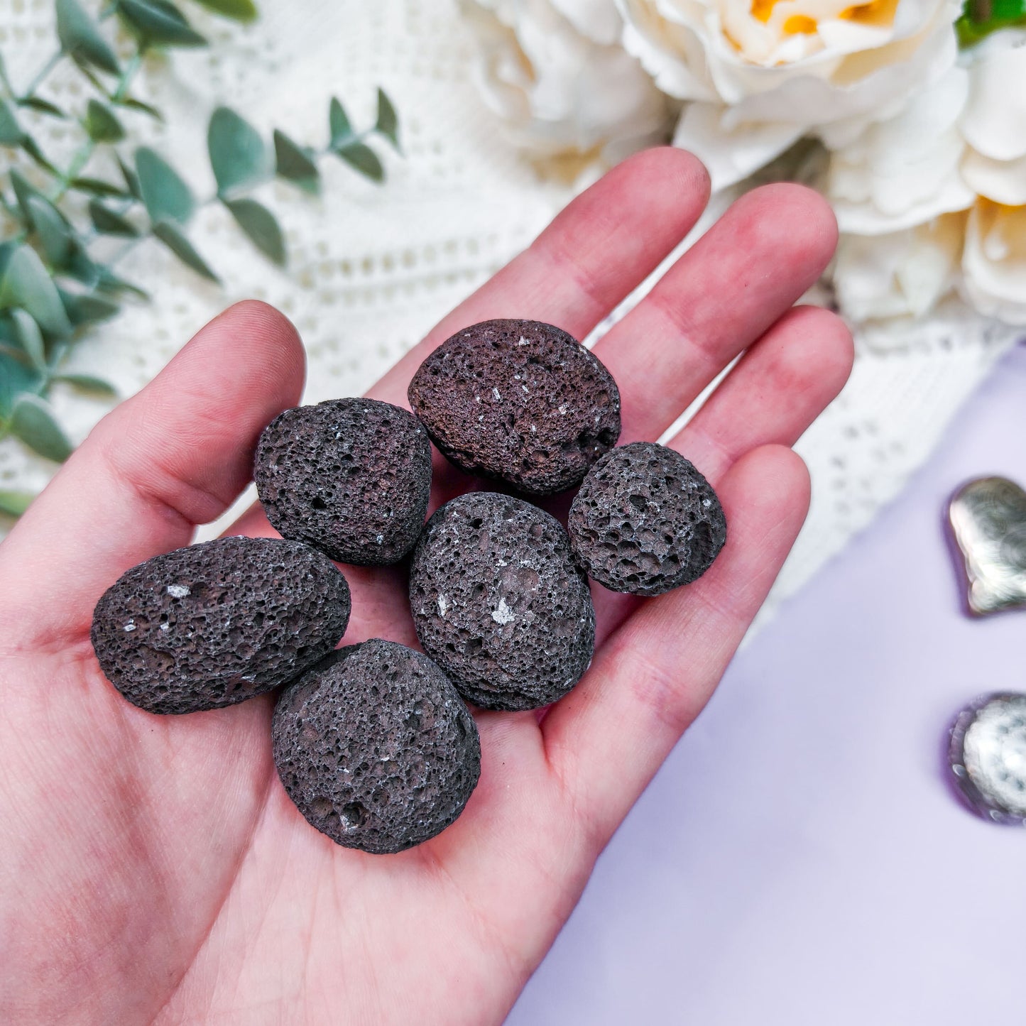 Musta laavakivi rumpuhiottu