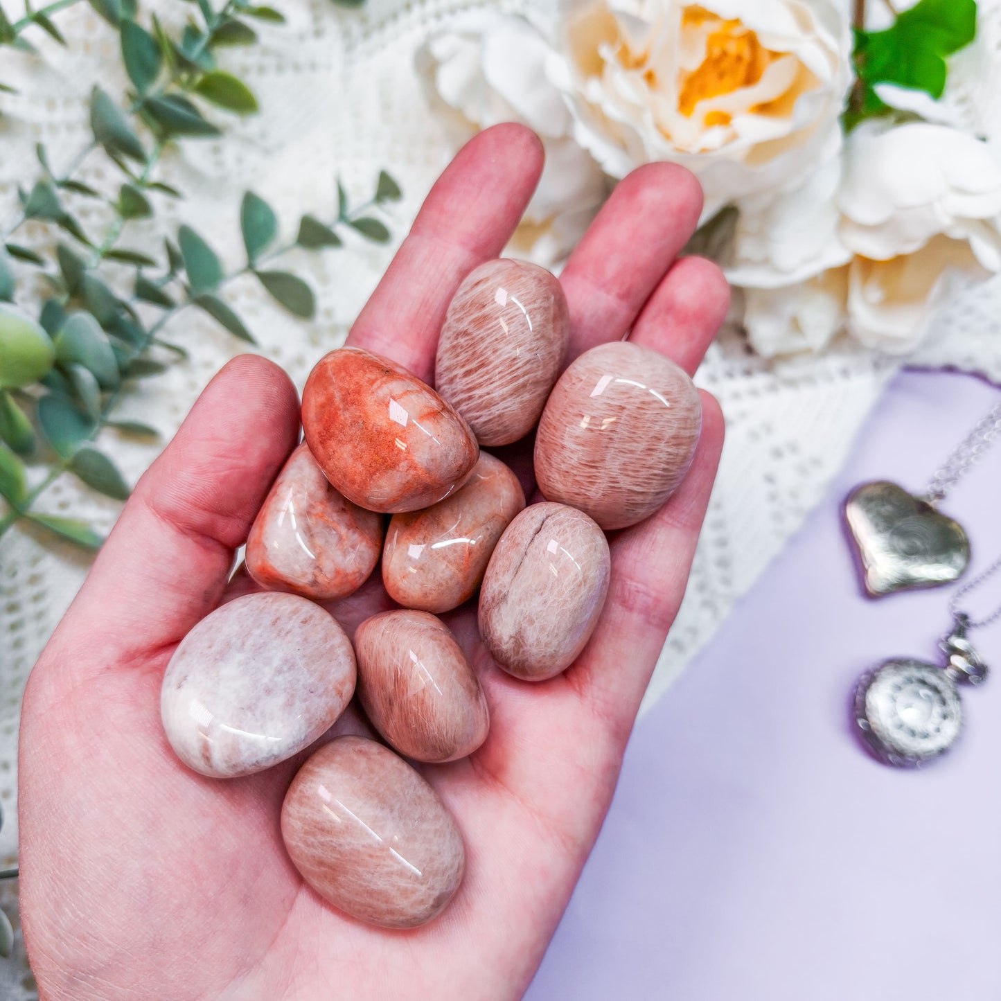 Vaaleanpunainen kuukivi rumpuhiottu