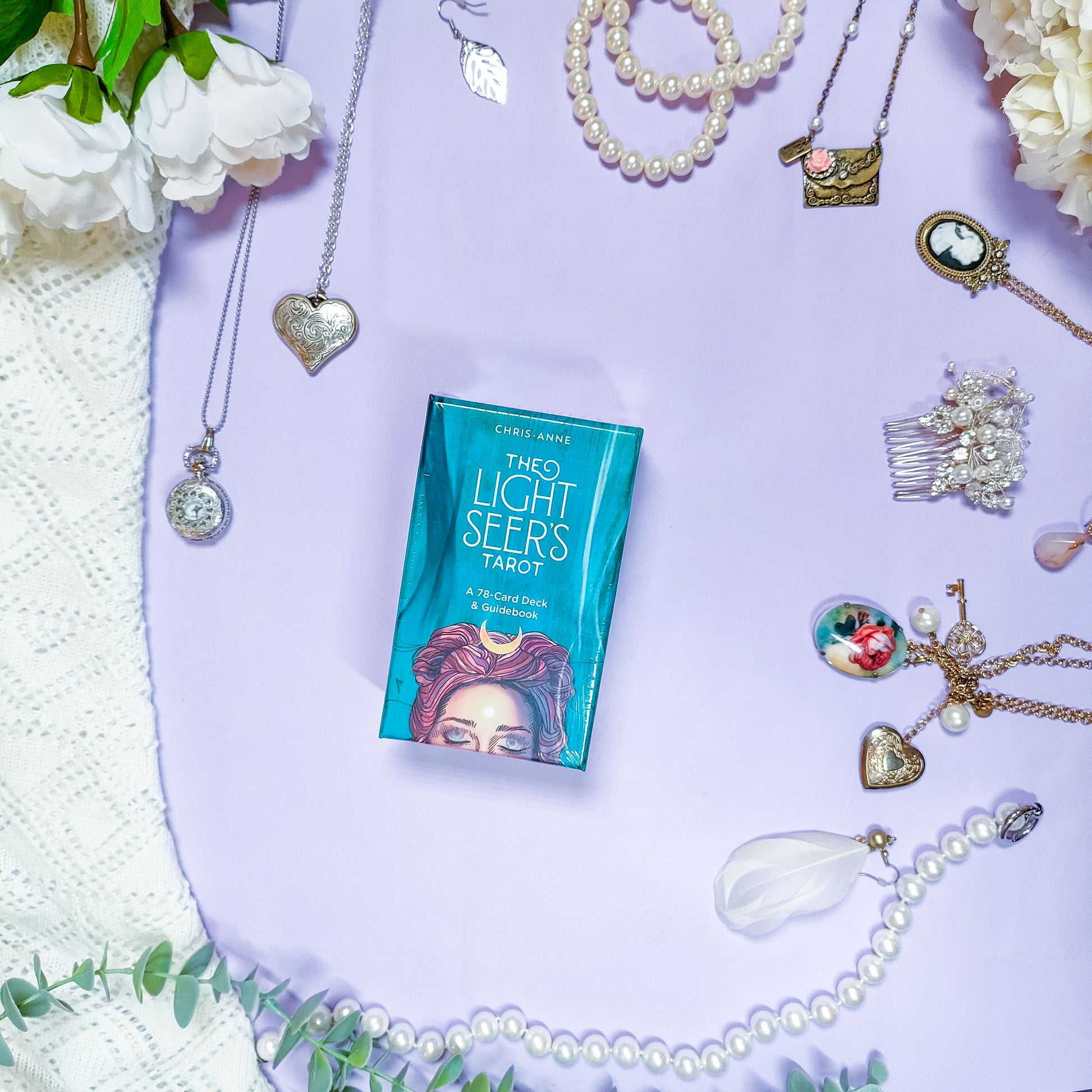 The Light Seer's tarotkortit - aloittelijaystävälliset tarotkortit ja oraakkelikortit meiltä!